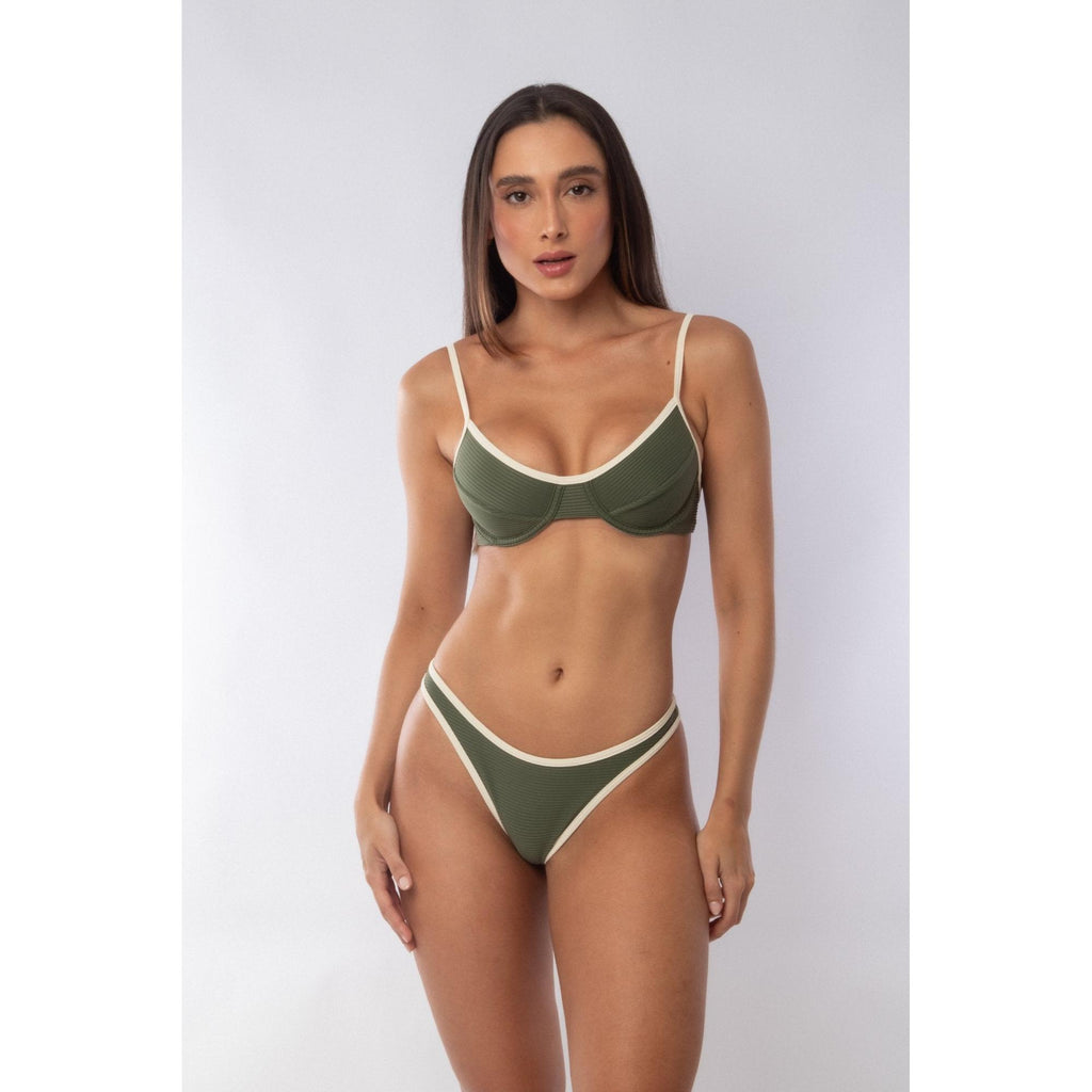 Aretes tipo aro en verde off white de la marca Princessrio Valencia, estilo delta militar con acabado en color claro.