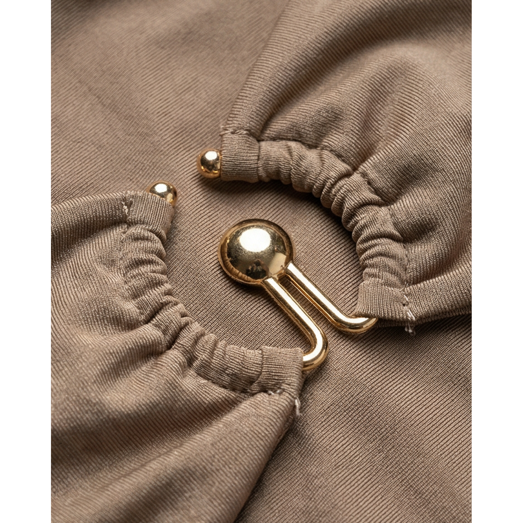 Aros con detalles en visón de la marca Princessrio Valencia, resaltando su diseño elegante y acabado en piel sintética.