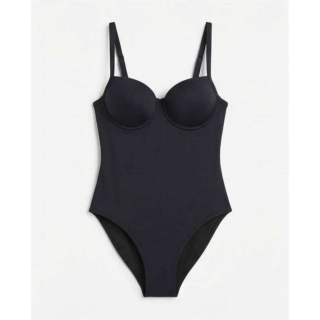 Taza negra de la marca Princessrio Valencia con diseño elegante y asa cómoda, visible en la imagen.