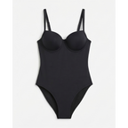 Taza negra de la marca Princessrio Valencia con diseño elegante y asa cómoda, visible en la imagen.