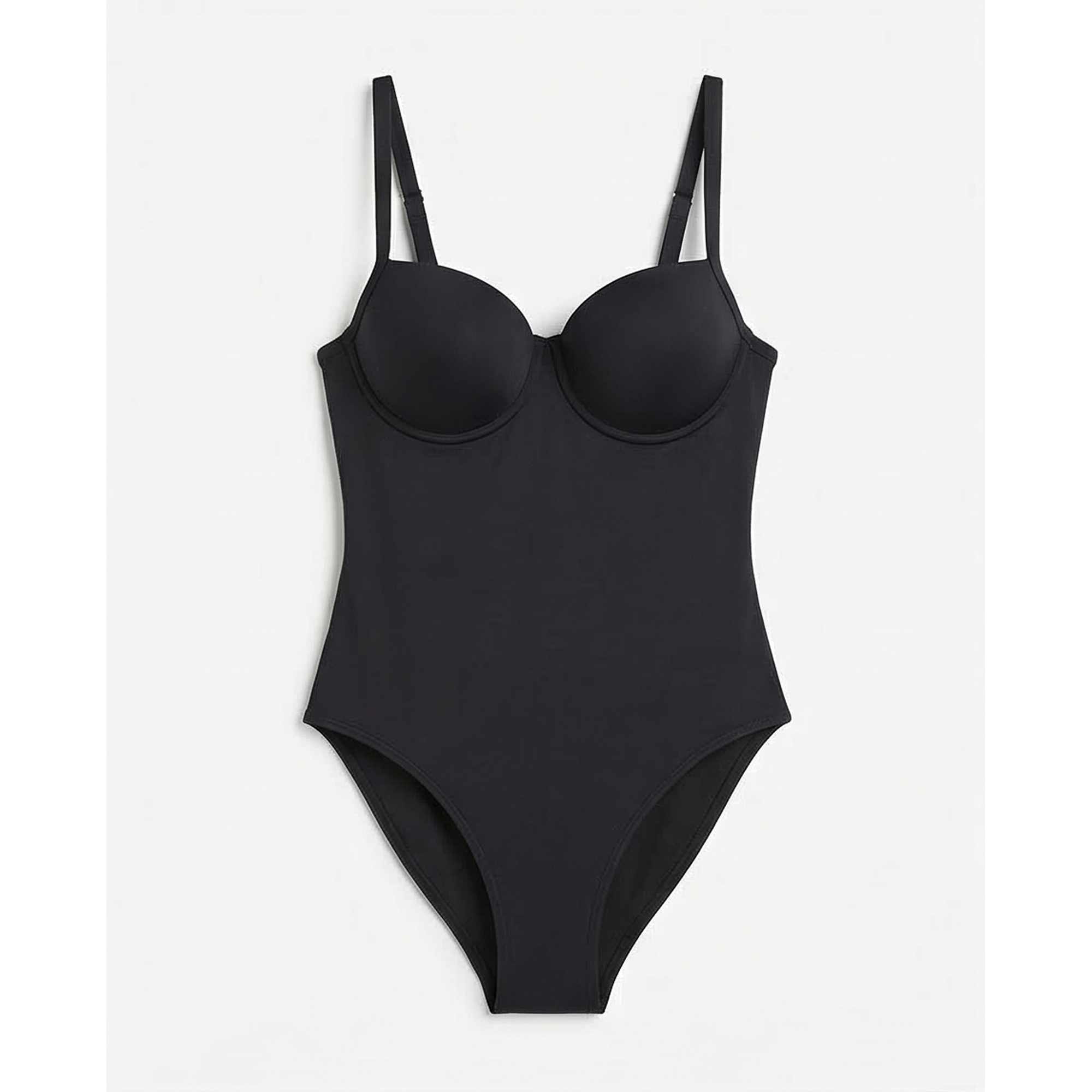 Taza negra de la marca Princessrio Valencia con diseño elegante y asa cómoda, visible en la imagen.